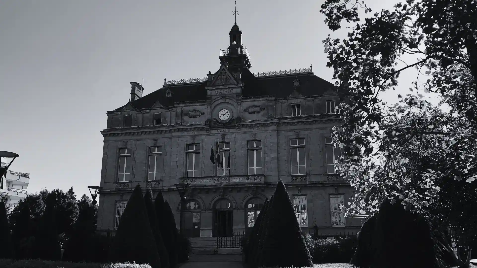 Mairie du Perreux-sur-Marne. Prise en photo par EXOGN : Agence SEO locale spécialisée en référencement naturel.